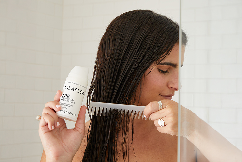 אישה משתמשת במוצרי אולפלקס לשיער מספר 8