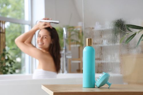 אישה חופפת עם שמפו ללא מלחים