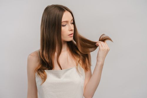 אישה דואגת לשיקום שיער